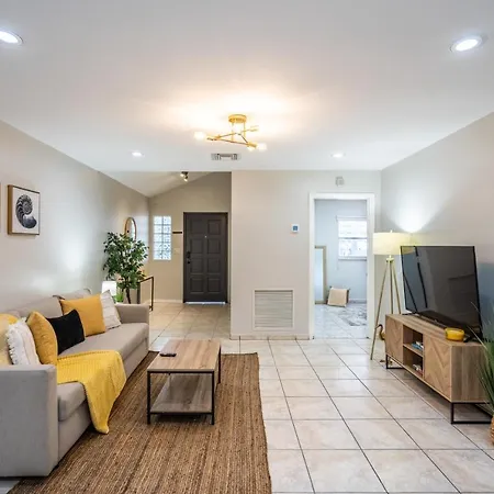 Renovated 2 Bd Home W/ Private Parking, Gallery & W/D